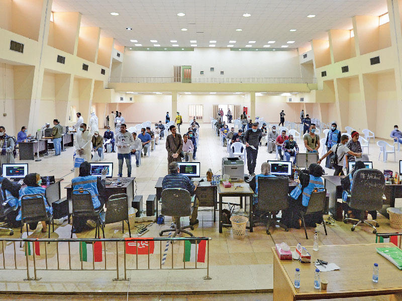 جانب من إنهاء إجراءات المصريين المخالفين للإقامة الذين سلموا أنفسهم أمس (تصوير نوفل إبراهيم)