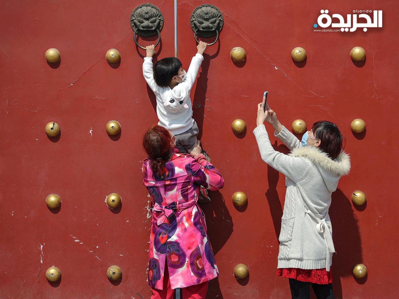 الصينيون يخرجون إلى الشوارع بعد عزلة كورونا