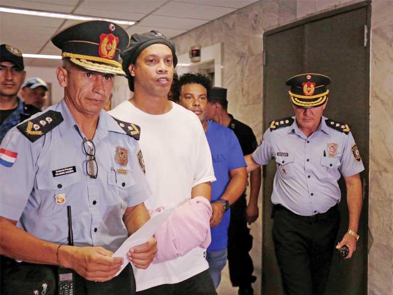 رونالدينيو خلال نقله الى احدى جلسات التحقيق 