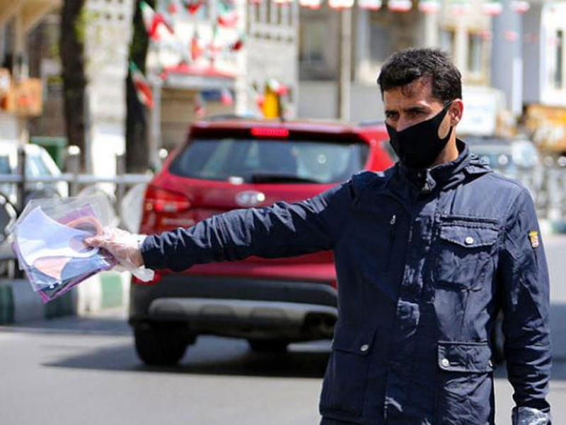 رجل إيراني يبيع أقنعة في أحد شوارع العاصمة طهران.  