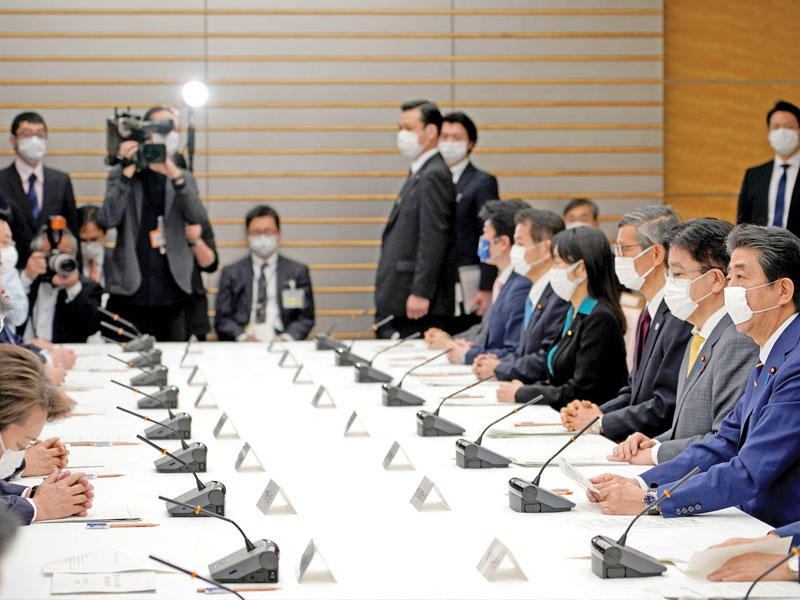 رئيس الوزراء الياباني شينزو آبي في اجتماع لوضع خطة للبلاد في ظل الارتفاع الجديد لعدد إصابات وباء كوفيد 19 