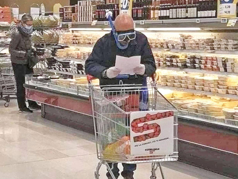 صور أظهرت إحد المتسوقين مستخدماً قناعاً للغوص تحت الماء