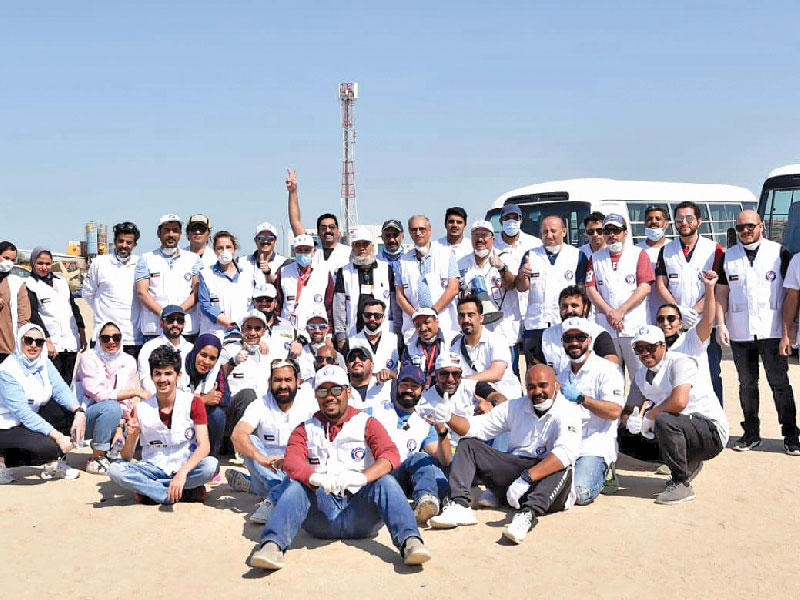 هلال الساير متوسطاً عدداً من المتطوعين خلال إحدى فعاليات التصدي لـ «كورونا»