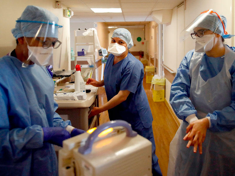 الممرضات والمعدات الطبية في وحدة العناية المركزة في مستشفى  باريس