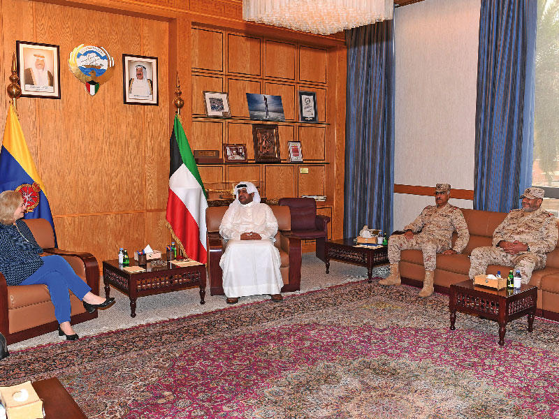 المنصور مستقبلا السفيرة الأميركية أمس 