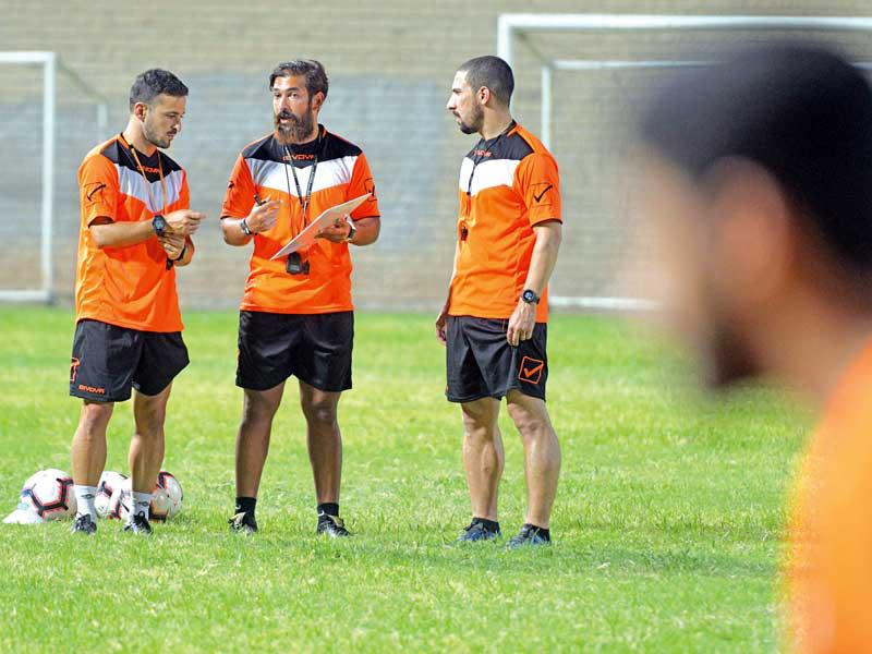 محمد المشعان مع الجهاز المساعد في تدريب سابق