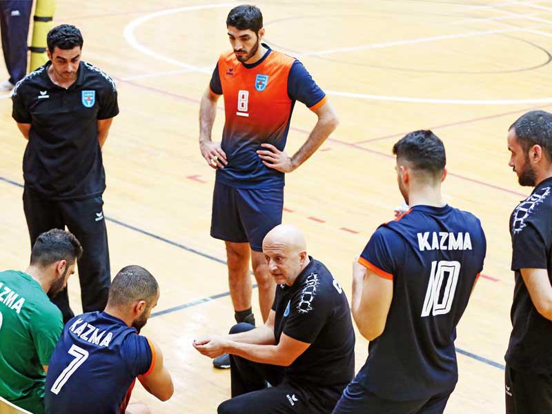 مدرب الفريق الأول للكرة الطائرة بنادي كاظمة  الصربي ألكسندر يوجه اللاعبين