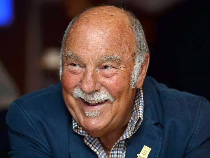 اسطورة  نادي توتنهام الإنكليزي لكرة القدم جيمي غريفز