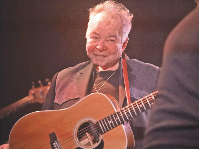 مغني الفوك (الموسيقى الشعبية) الأميركي جون براين