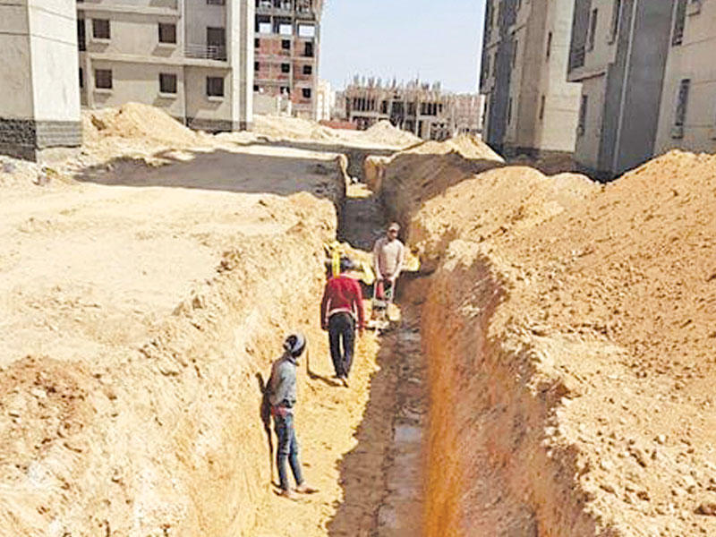 توصيل مرافق بمدينة العبور الجديدة أمس (صفحة الإسكان)