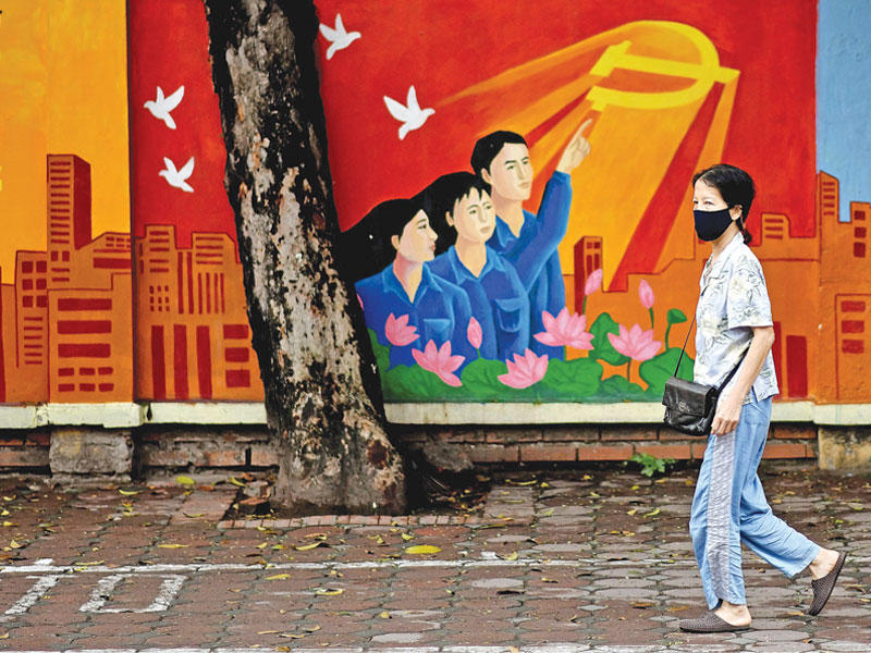 فيتنامية تمرّ قرب جدارية في هانوي أمس (ا ف ب)