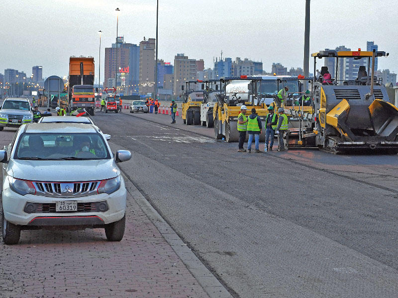 جانب من اعمال «سفلتة» الطرق