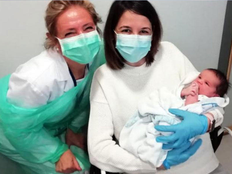 سيدة أصيبت بفيروس كورونا تحمل رضيعها بعد 10 أيام من ولادته في مدريد (أ.ف.ب)