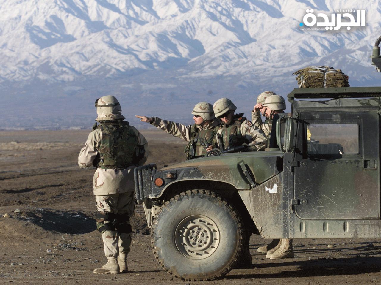 جنود أميركيون في قاعدة داخل افغانستان يراقبون المنطقة 