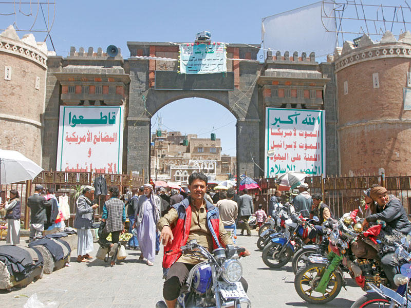 يمنيون في صنعاء القديمة أمس (رويترز)