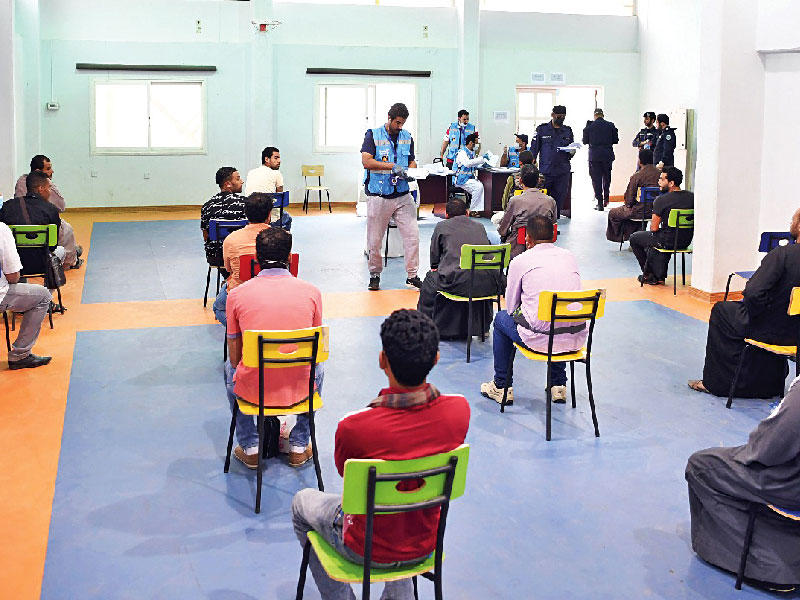 عدد من المخالفين خلال إتمام إجراءاتهم (تصوير عبدالله الخلف)