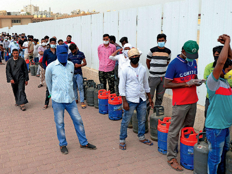طابور طويل من الوافدين في انتظار لاستبدال «أسطوانة الغاز». t       (تصوير نوفل إبراهيم)n