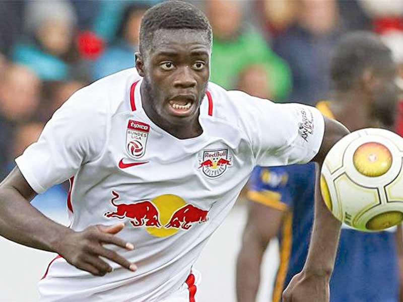 لاعب قلب دفاع لايبزيغ الألماني دايوت أوباميكانو 