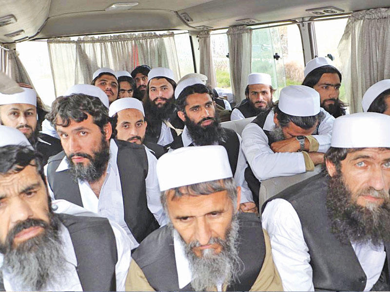 عشرات من سجناء طالبان بعد إطلاق سراحهم من سجن باغرام قبل أيام (رويترز)