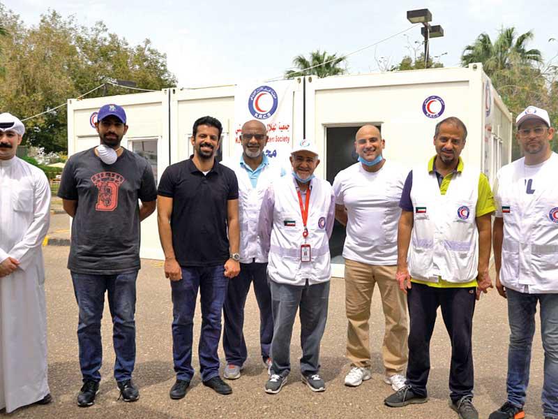 فريق البنك التجاري الكويتي مع إدارة جمعية الهلال الأحمر