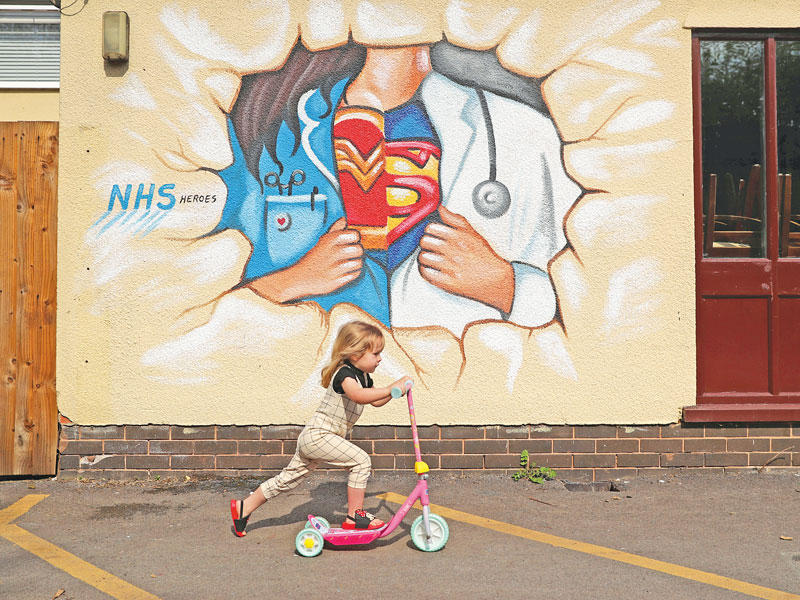 فتاة تلهو على «السكوتر» في بريطانيا أمس (رويترز)