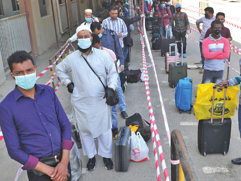 بنغلادشيون خلال انجاز معاملاتهم أمس