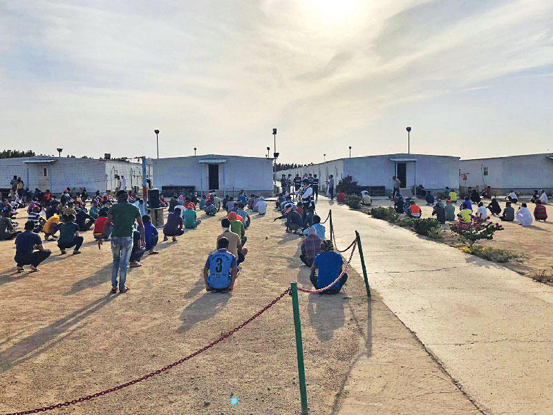 الجهات الأمنية خلال تعاملها مع عمالة «مزرعة الوفرة»... وتبدو المهاجع التي خصصت لإيوائهمn