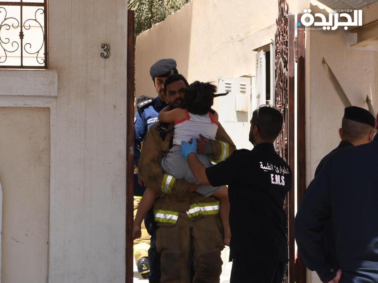 إصابة اطفائي وانقاذ 7 اشخاص بينهم أطفال في السالمية