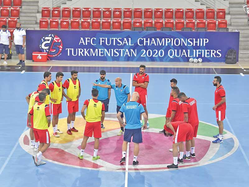 المدرب البرازيلي كاكاو يوجه اللاعبين في تدريب سابق