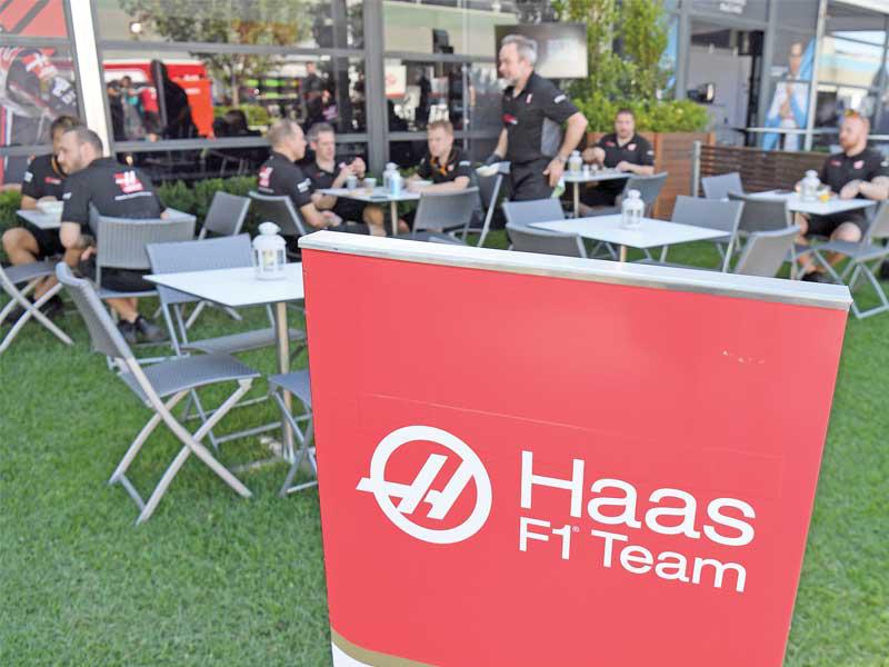 هاس يحيل موظفيه إلى البطالة الجزئية