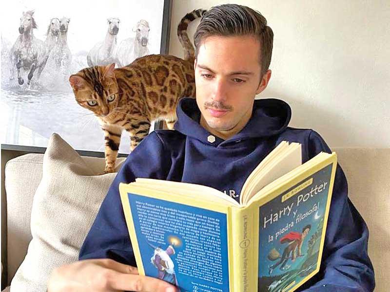 سارابيا يقرأ سلسلة «هاري بوتر»