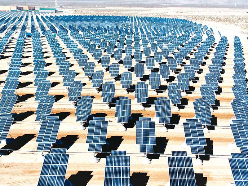 مزارع الطاقة الشمسية وتوربينات الرياح تجذب اهتمام المستثمرين