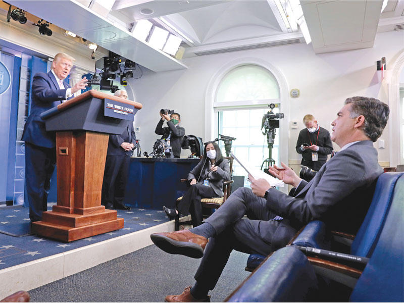 ترامب خلال مؤتمره الصحافي اليومي في البيت الأبيضt(رويترز)