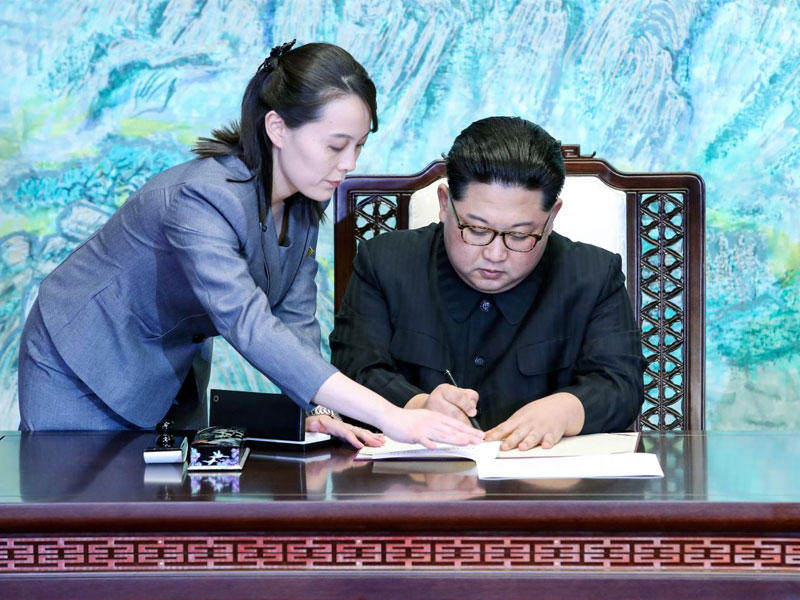 الزعيم الكوري الشمالي كيم جونغ أون مع شقيقته الصغرى كيم يو جونغ 