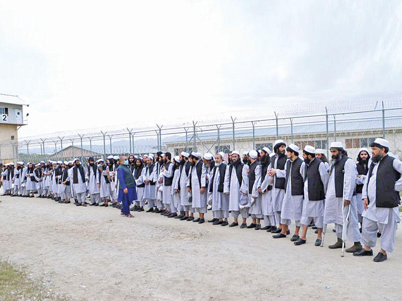 عناصر طالبان قبل مغادرتهم سجن باغرام أمس الأول      (رويترز)