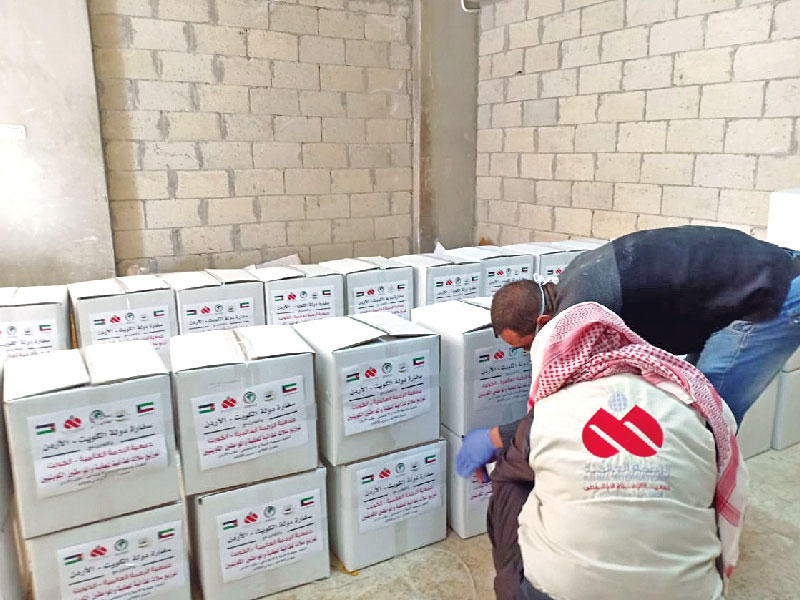 «الرحمة» توزع سلات على الكويتيين في الخارج