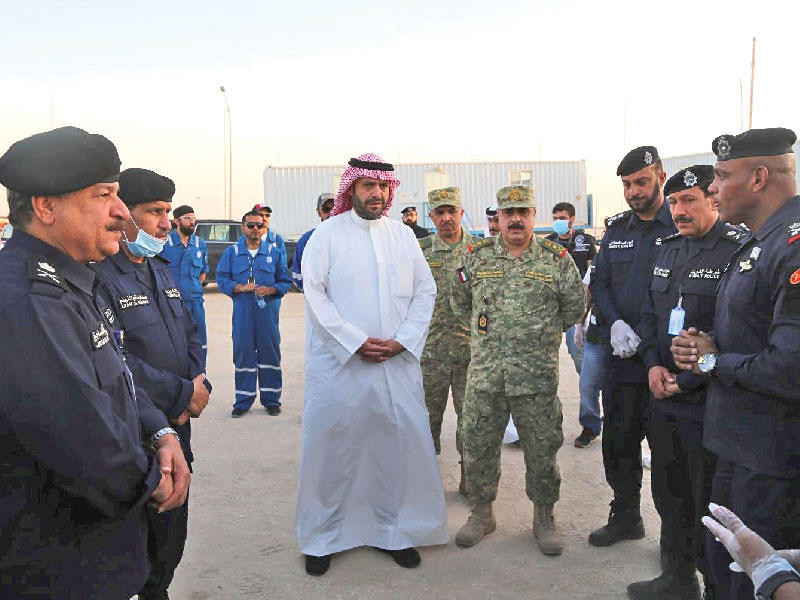 وزير الداخلية يتفقد مراكز إيواء المخالفين في كبد أمس