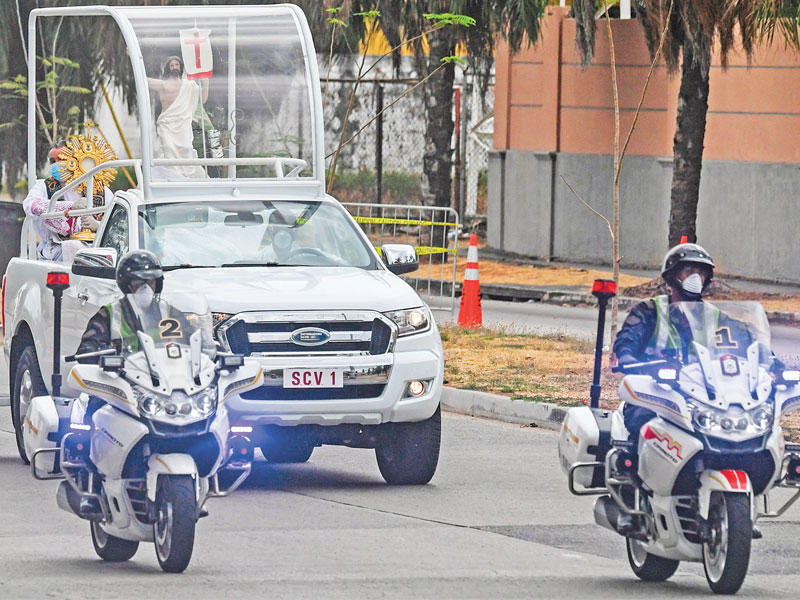 شرطيون في بنما بزيهم العسكري ويرتدون أقنعة وقفازات يغون لتسلية السكان 