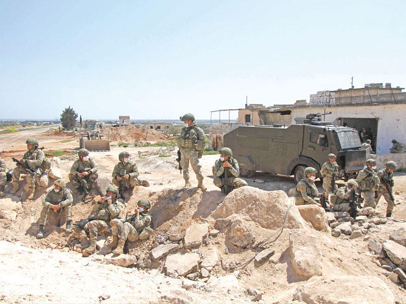 القوات التركية على طريق M4 الرابط بين محافظتي حلب واللاذقية شمال سورية أمس (أ ف ب)