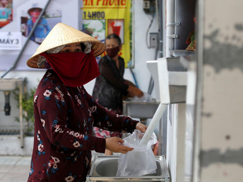 ماكينات صراف آلي تصرف أكياساً من الأرز