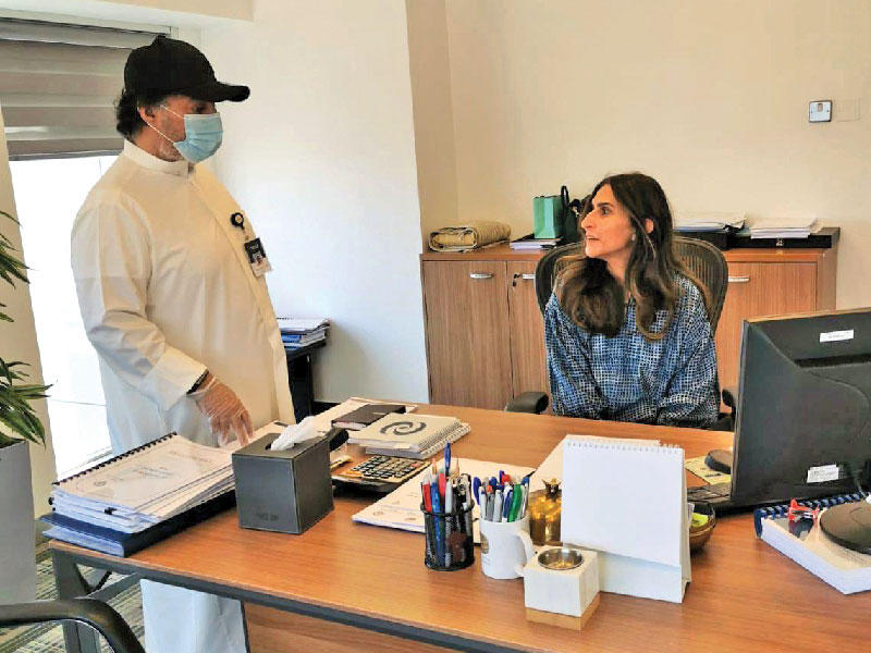 المضف خلال إشرافه على الدفعات المالية للمواطنين أمس مع مديرة المالية غادة العتيقي