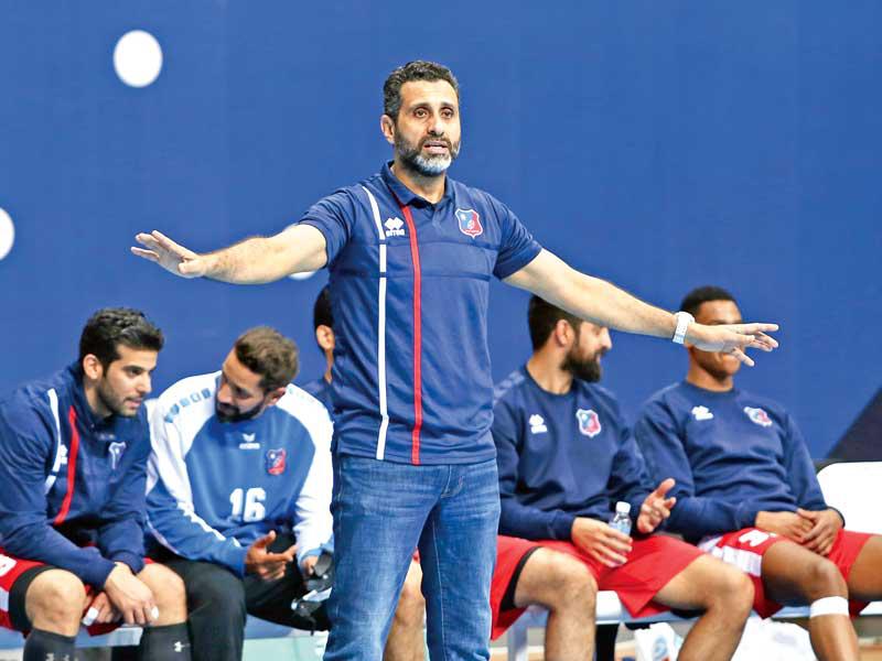 أبوالمجد يوجه اللاعبين في منافسات الموسم الماضي