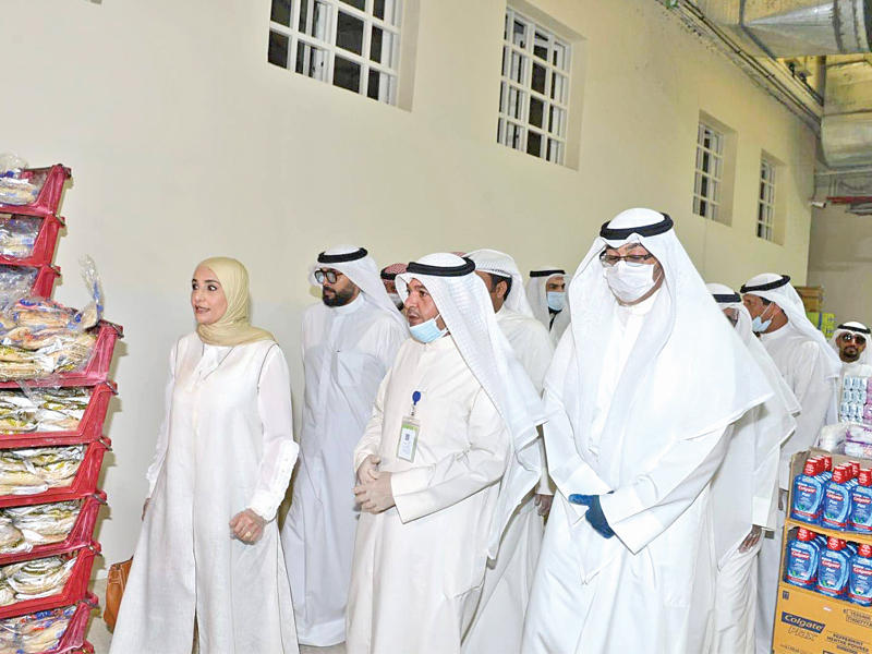 العقيل خلال الجولة على الفرع التعاوني الجديد