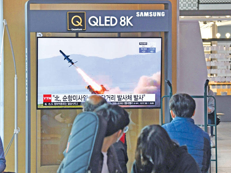 كوريون جنوبيون يتابعون إطلاق صاروخ شمالي أمسt (أ ب ب)