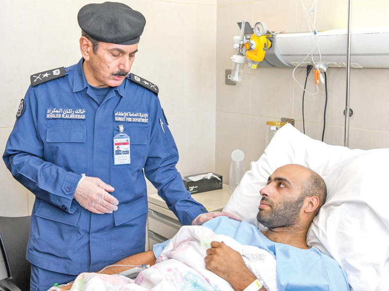 الفريق خالد المكراد خلال زيارة الإطفائي المصاب