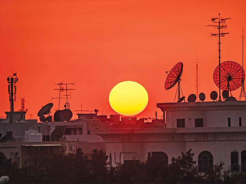 غروب الشمس يوم أمس الأول الاثنين  (تصوير عبدالمجيد الشطي)