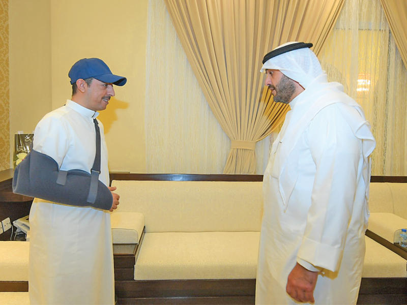 نائب رئيس مجلس الوزراء وزير الداخلية، أنس الصالح أثناء زيارته وكيل ضابط، عبدالمحسن العجمي