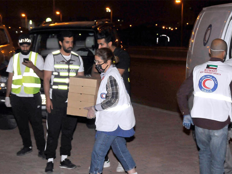 جانب من توزيع الوجبات