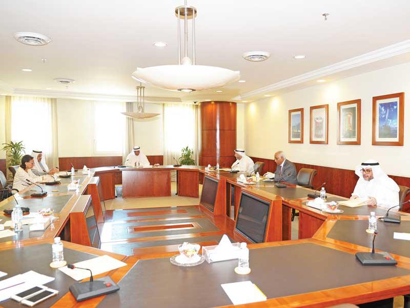 جانب من اجتماع مجلس أمناء مركز عبدالعزيز حمد الصقر للتنمية والتطوير لمناقشة وضع المبتعثين