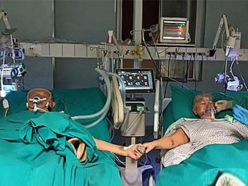 جانكارلو (73 عاماً) وزوجته ساندرا (71 عاماً) وهما يُمسكان بيديهما في احتفال بسيط باليوبيل الذهبي لارتباطهما 